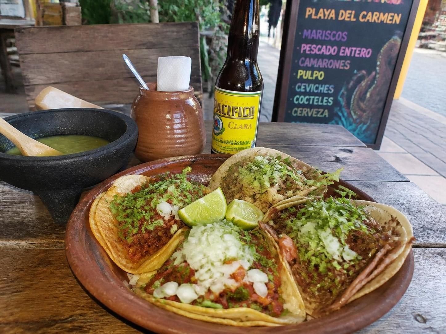 Entdecken Sie die besten Tacos in Playa del Carmen für ein authentisches Geschmackserlebnis mit traditionellen Aromen und frischen Zutaten, die Ihren Gaumen verwöhnen werden.