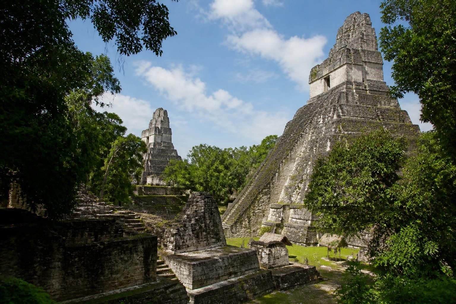 Descubre las antiguas ruinas mayas en un fascinante recorrido por la península de Yucatán, explorando su rica historia, su impresionante arquitectura y su vibrante cultura.