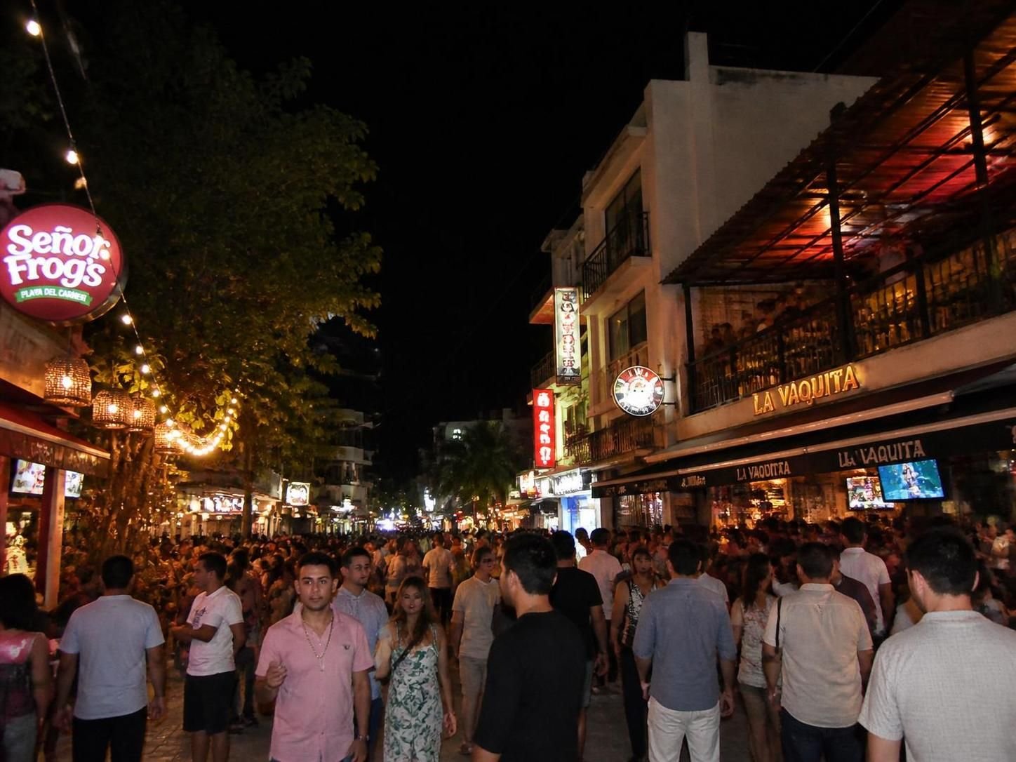 Entdecken Sie den ultimativen Playa del Carmen Nachtleben-Guide für einen unvergesslichen Abend voller pulsierender Bars, aufregender Clubs und Live-Unterhaltung.